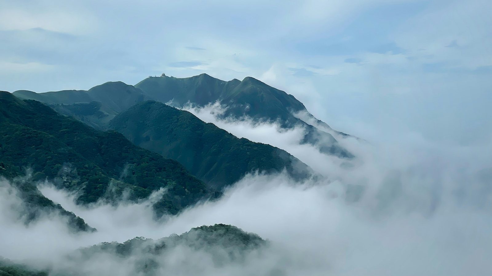 운해가 뒤덮은 아리산의 웅장한 산맥과 새벽 하늘