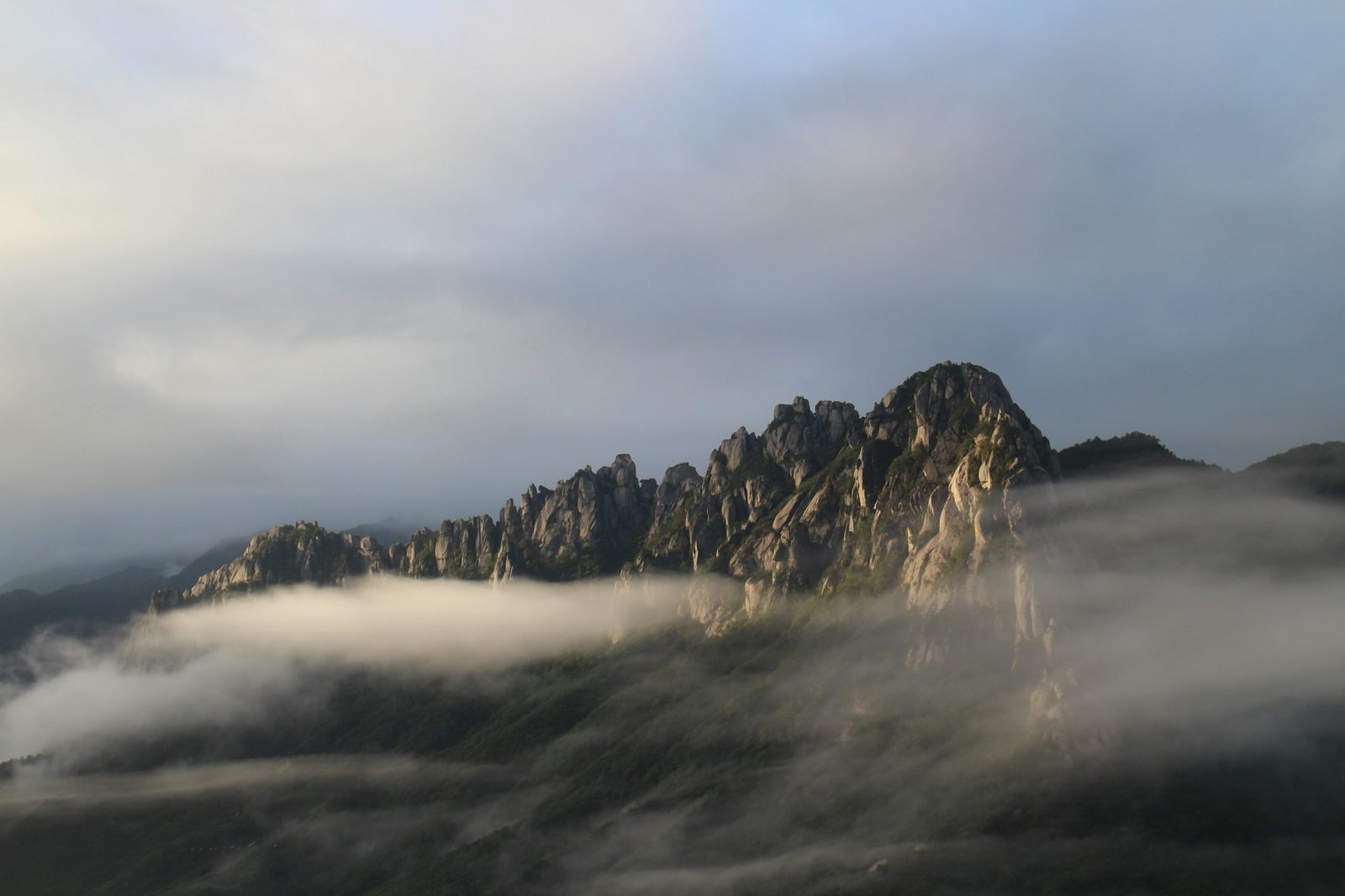 대구 달성·청도의 비슬산맥 최고봉 천왕봉 1,084m. 유가사 들머리와 악견의 능선, 억새·철쭉이 어우러진 도심 근교 명산입니다.