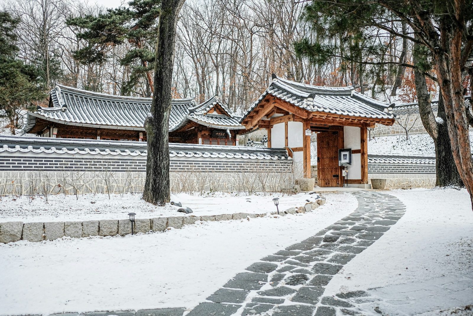 서울 노원과 의정부 경계의 507m. 정암사와 거북바위 바위 능선이 특징이며 도봉산·수락산으로 능선이 이어집니다.