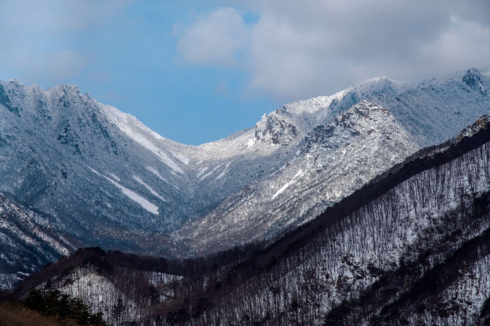 치악산 정상과 웅장한 산세가 어우러진 대자연 풍경 / Majestic natural landscape of Chiaksan mountain peaks and ridges