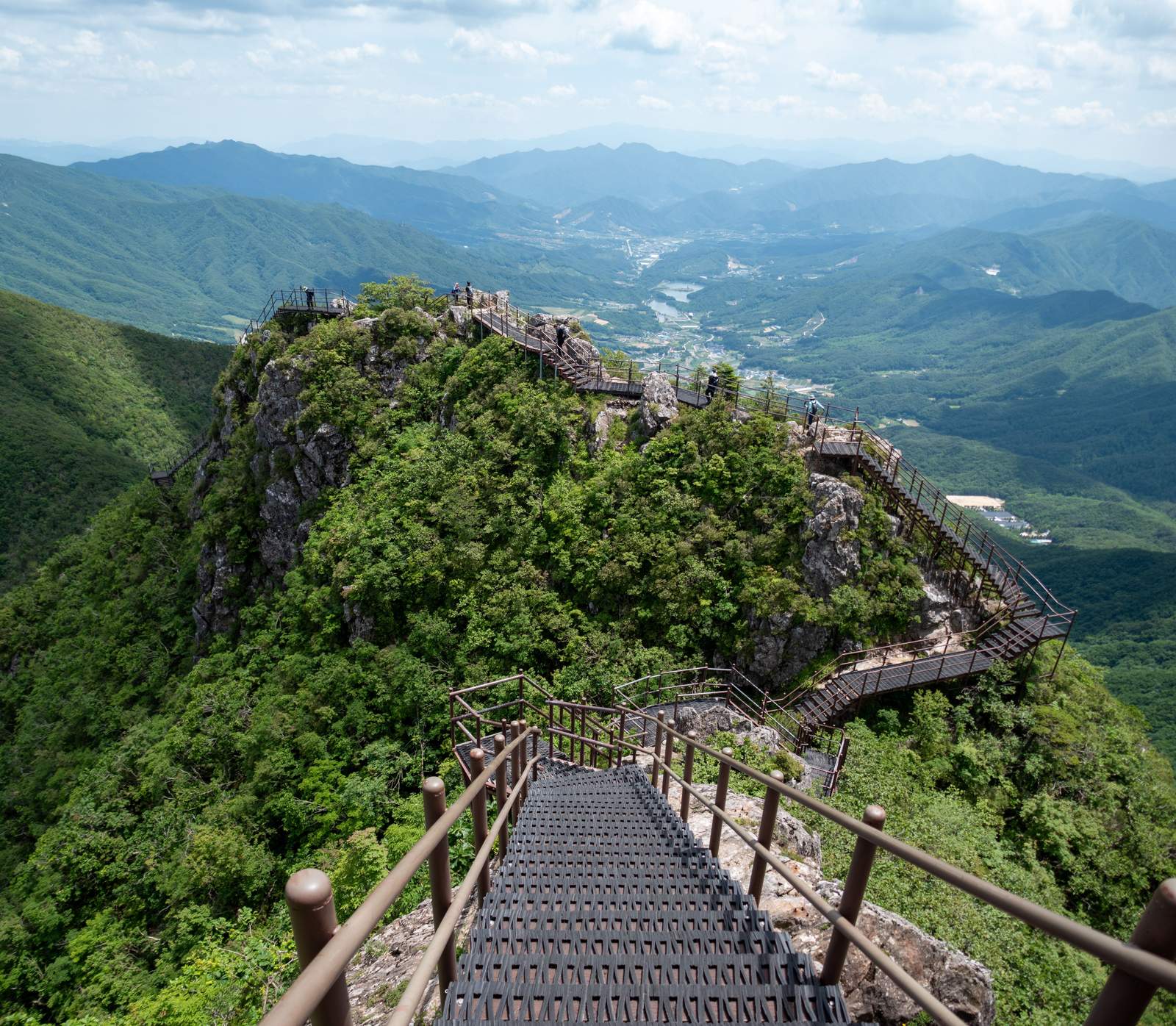 덕유산 정상과 웅장한 산세가 어우러진 대자연 풍경 / Majestic natural landscape of Deogyusan mountain peaks and ridges