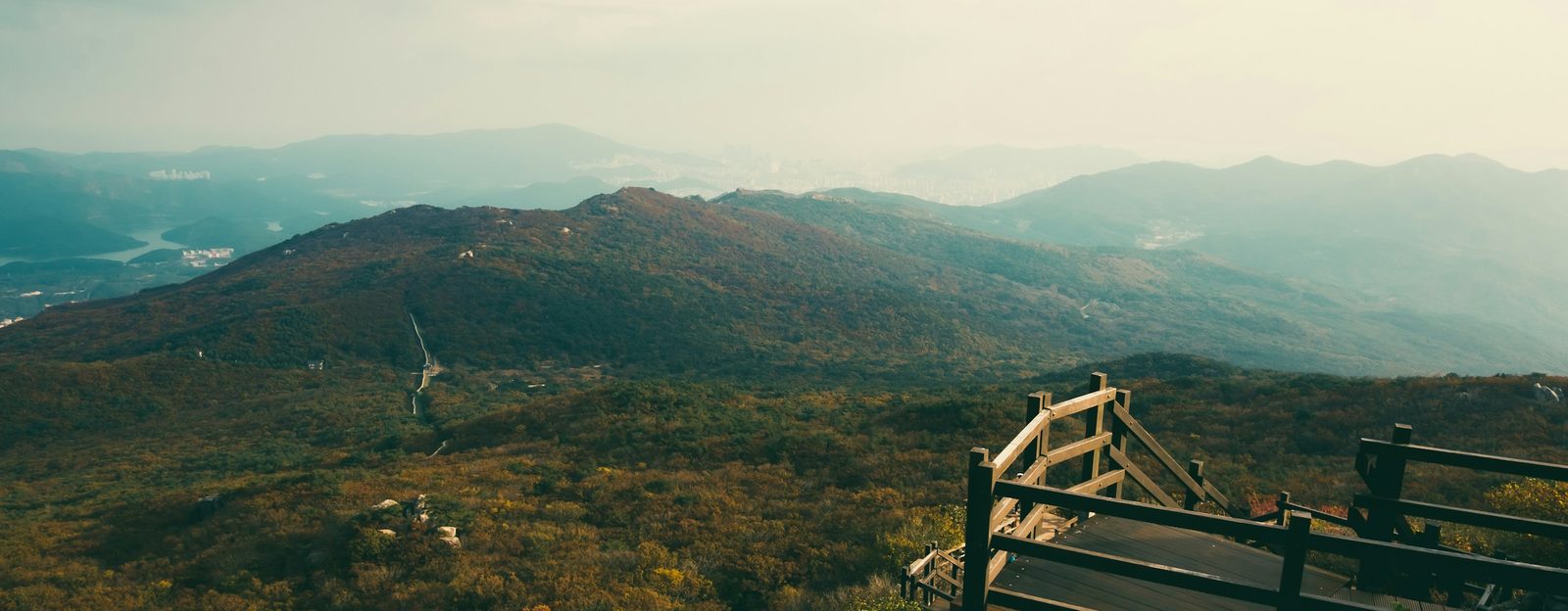 오대산국립공원의 최고봉 1,577m. 홍천·평창 경계의 광활한 초원 능선과 겨울 설경으로 이름 높은 100대 명산입니다.