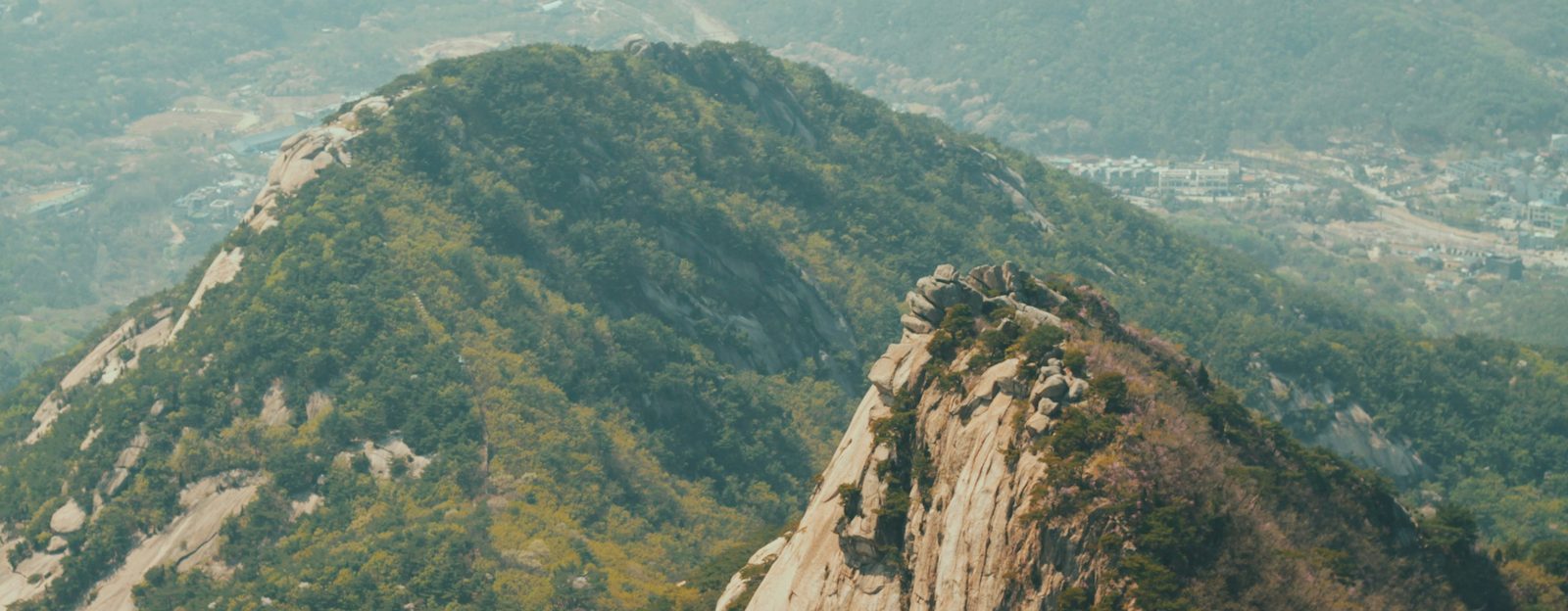 강화도의 최고봉 469m. 정상 참성단(천제단)은 단군제천의 전설지이며, 삼랑성과 고려의 산성 유적이 어우러진 역사의 산입니다.