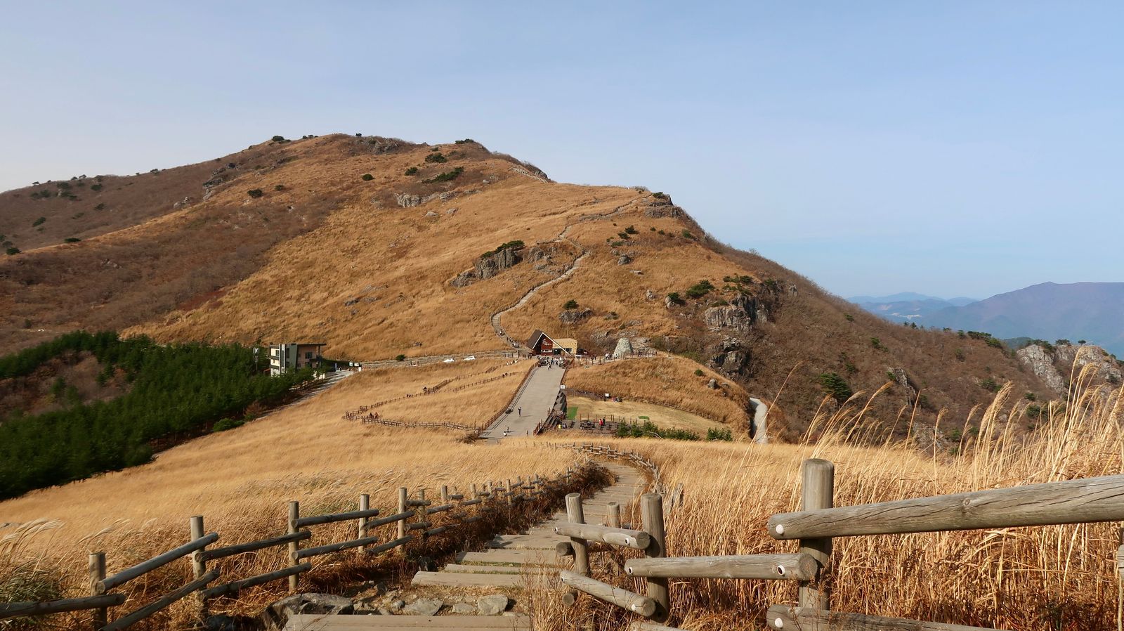무등산 정상과 웅장한 산세가 어우러진 대자연 풍경 / Majestic natural landscape of Mudeungsan mountain peaks and ridges