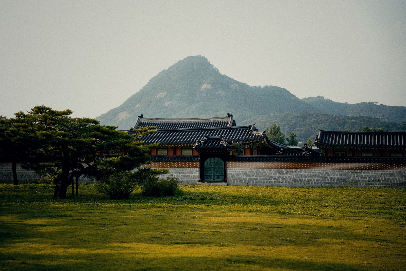 명성산 정상과 웅장한 산세가 어우러진 대자연 풍경 / Majestic natural landscape of Myeongseongsan mountain peaks and ridges