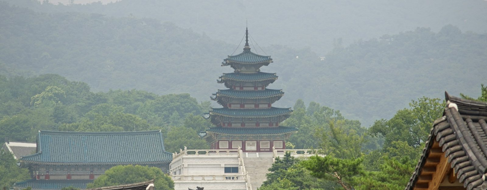 유네스코 세계유산 「남산 불국토」. 금오봉 468m를 정점으로 사지·석불·탑이 산 전체에 흩어진 열린 야외 박물관입니다.