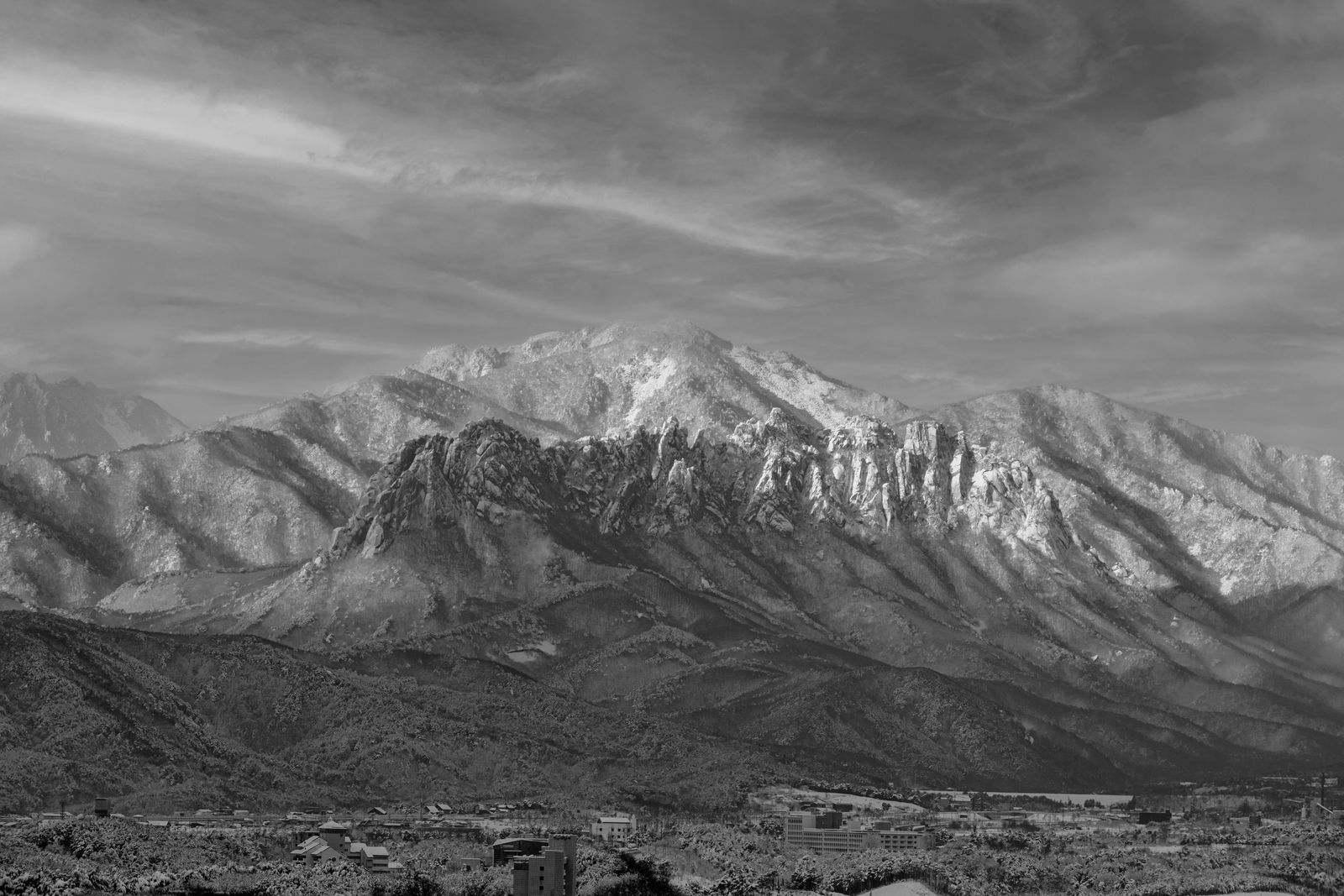 소백산 정상과 웅장한 산세가 어우러진 대자연 풍경 / Majestic natural landscape of Sobaeksan mountain peaks and ridges