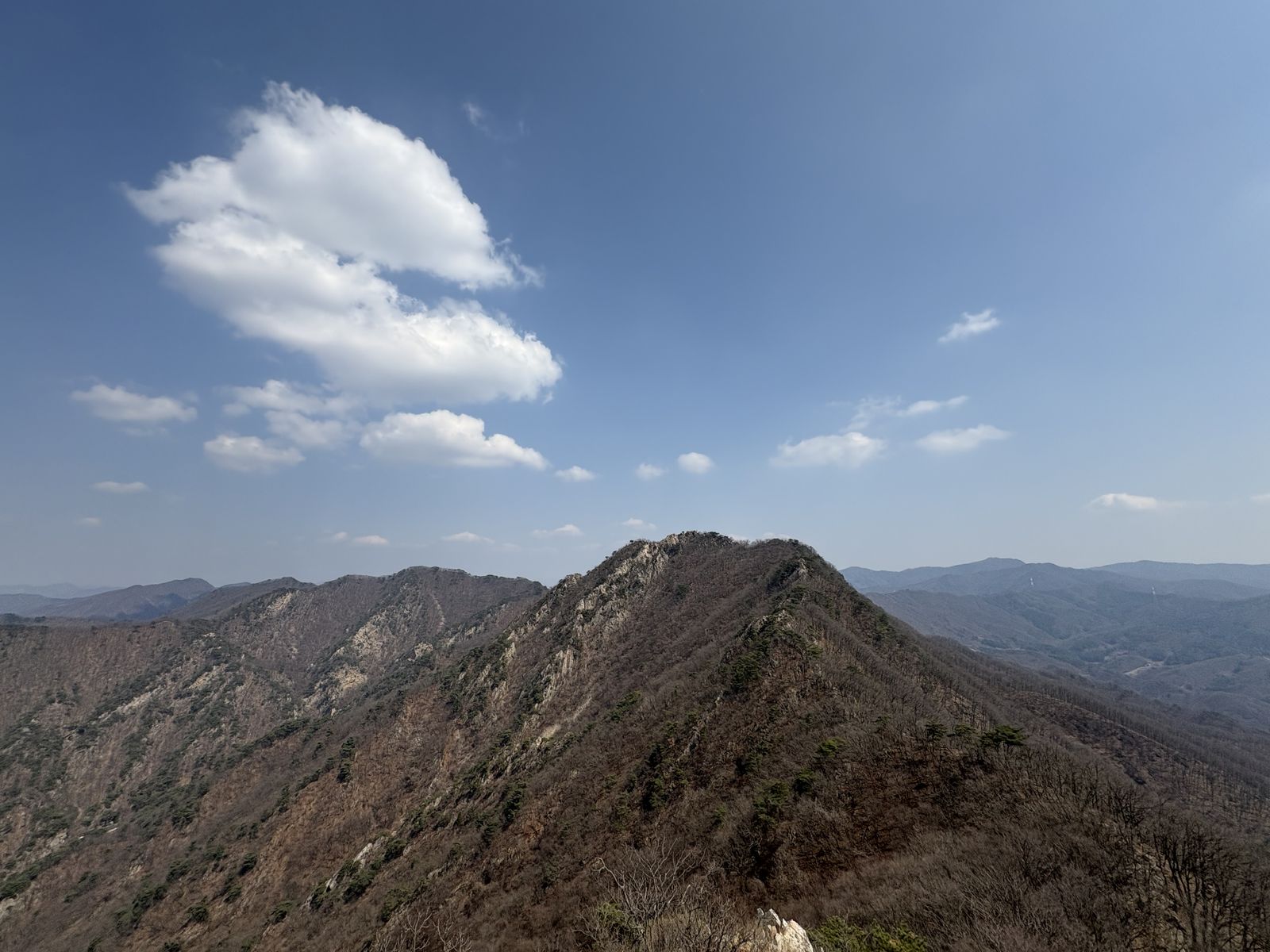 소요산 정상과 웅장한 산세가 어우러진 대자연 풍경 / Majestic natural landscape of Soyosan mountain peaks and ridges