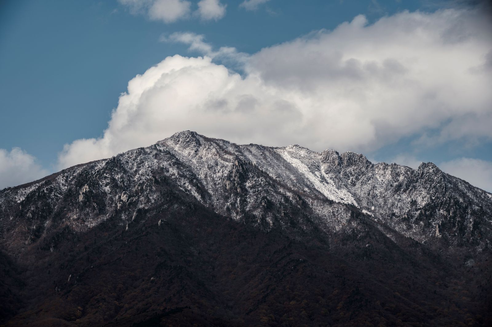태백산 정상과 웅장한 산세가 어우러진 대자연 풍경 / Majestic natural landscape of Taebaeksan mountain peaks and ridges