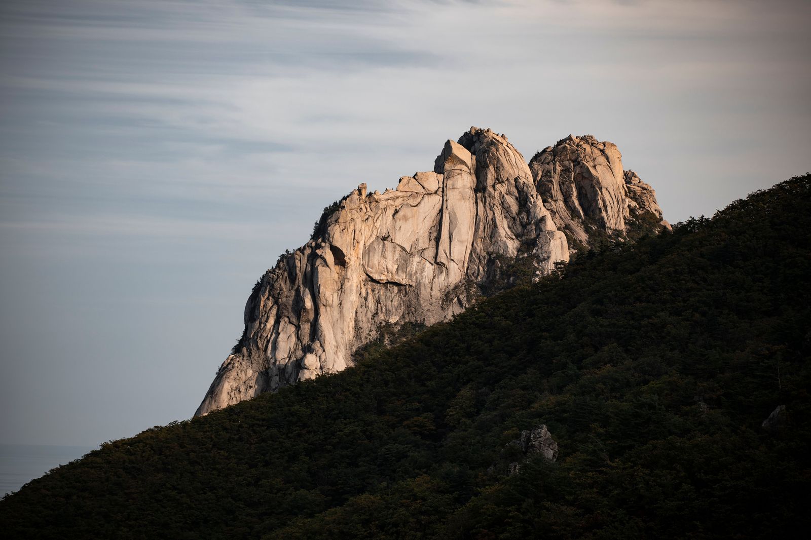 월출산 정상과 웅장한 산세가 어우러진 대자연 풍경 / Majestic natural landscape of Wolchulsan mountain peaks and ridges