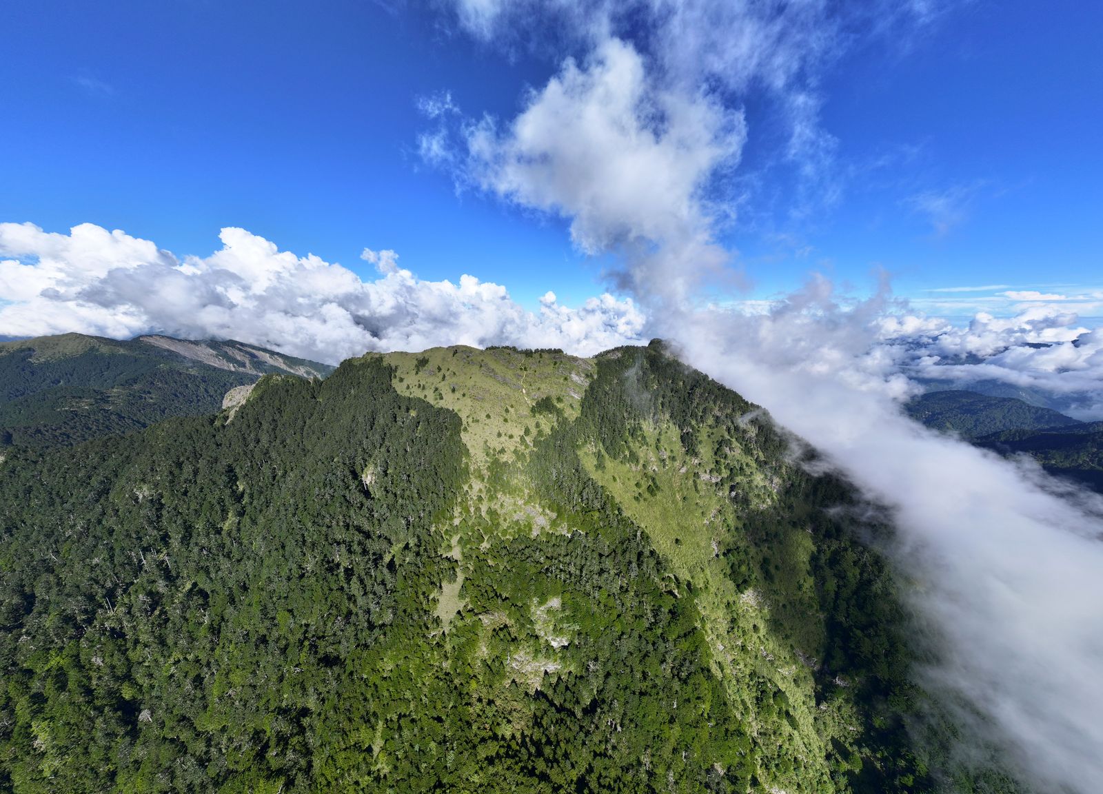 설산 국립공원의 대표 명소인 설산 주봉와 아름다운 산세 풍경 / Beautiful landscape of Xueshan Main Peak and majestic mountain ridges in Xueshan National Park