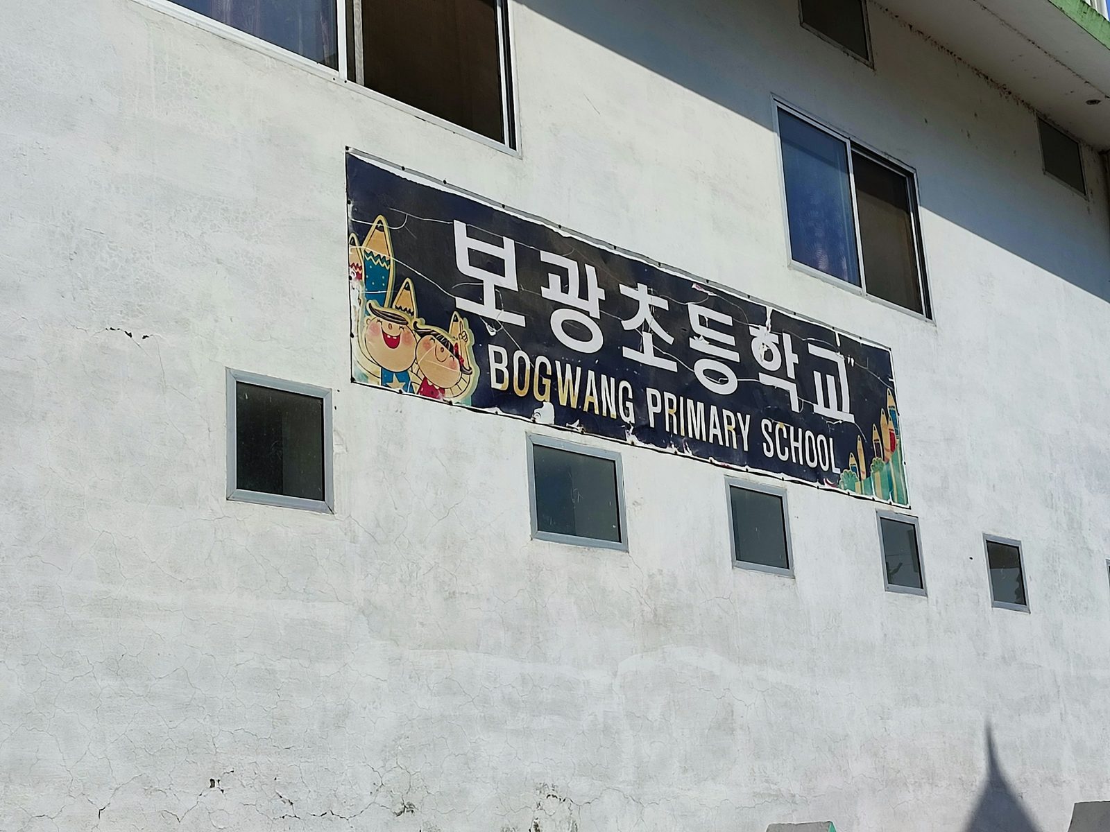 여수의 진달래 명산 — 정상 진례봉 510m. 능선 전체가 진달래 군락이며 4월 영취산 진달래 축제로 유명합니다.