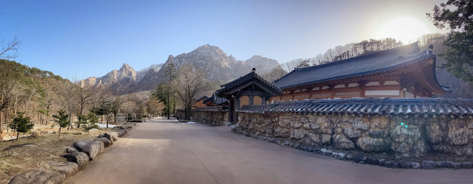 양평의 진산 1,157m(가섭봉). 천년 은행나무의 용문사에서 마당바위를 거쳐 정상에 이르는 경기 동부의 대표 산입니다.