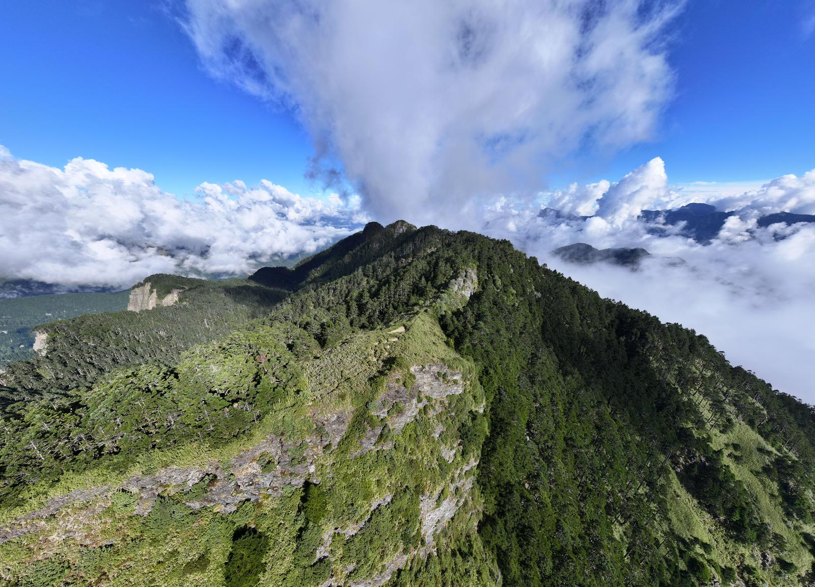 위산 국립공원의 대표 명소인 위산 주봉와 아름다운 산세 풍경 / Beautiful landscape of Yushan Main Peak and majestic mountain ridges in Yushan National Park